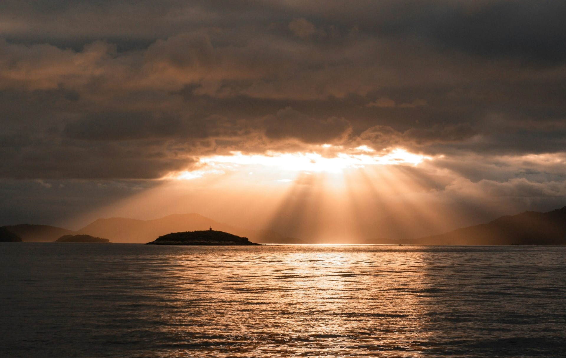 sunrays over sea